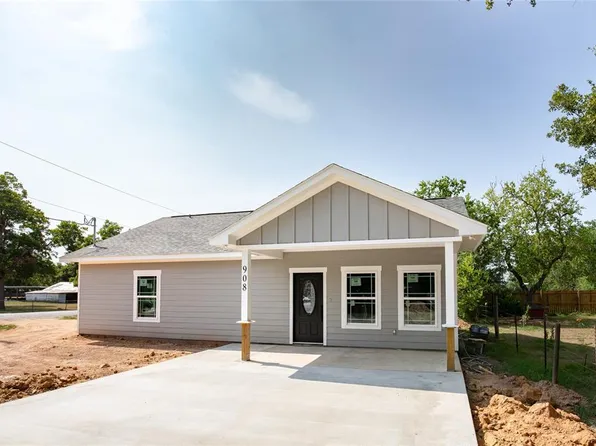 908 Divide Street, El Campo, TX 77437