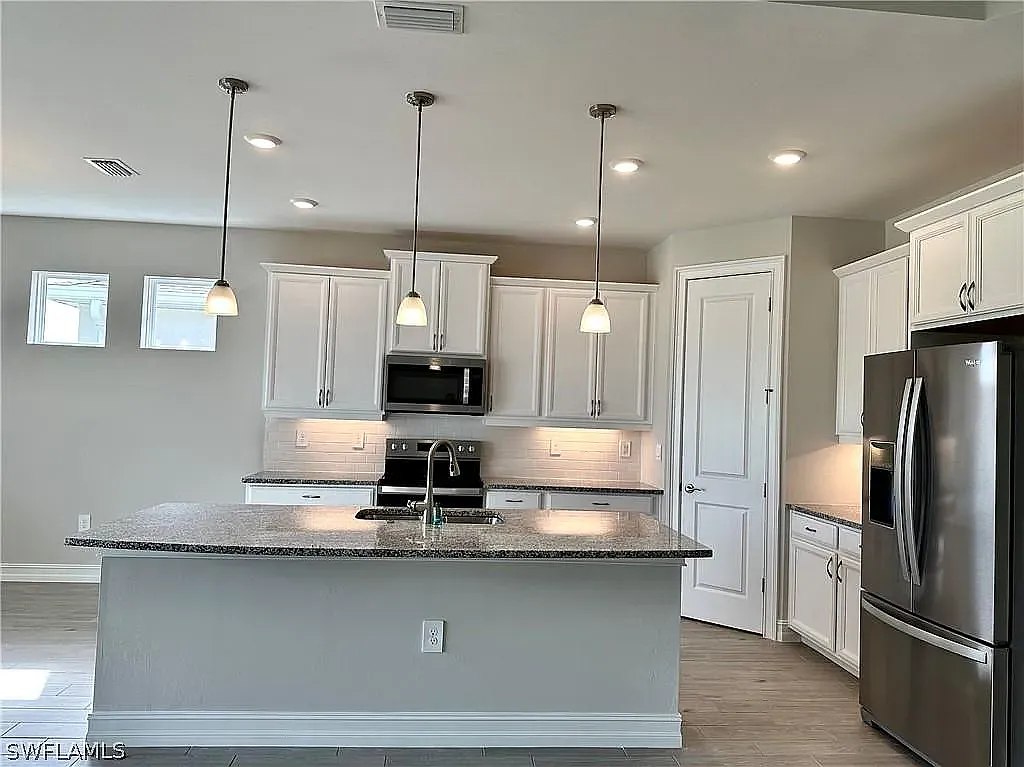 4 bed, 2.5 bath, 2221 sqft, $2,500 — Photo 4