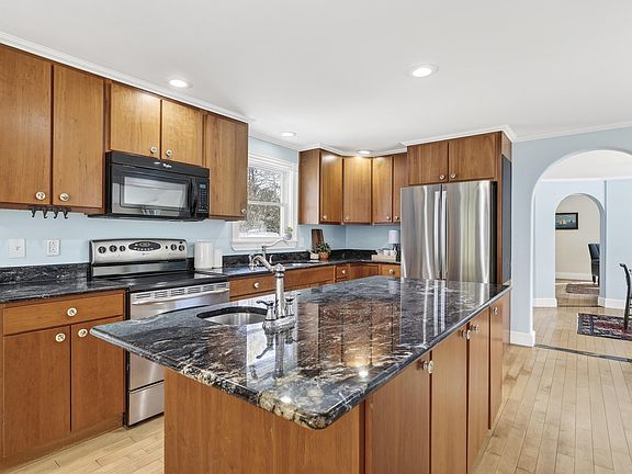 4th image of 768 Lawrence Road