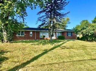 27 Ranchview Dr, Florissant, MO 63033