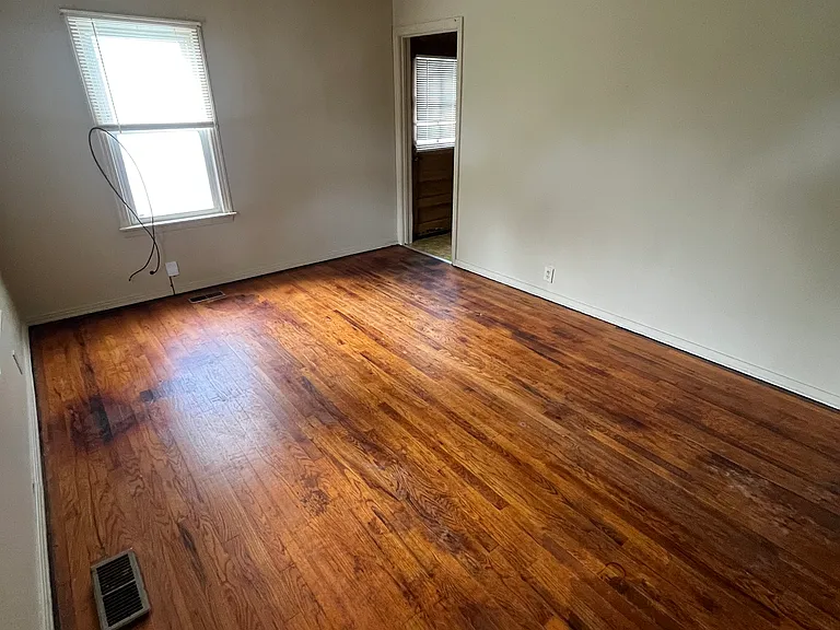 906 E Rose St — Photo 2