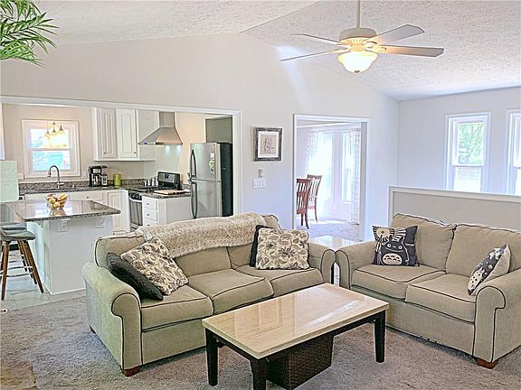 3rd image of 524 River Lakeside Ln