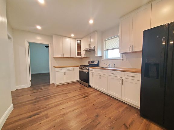 2nd image of 19 Jeraldo St Floor 1