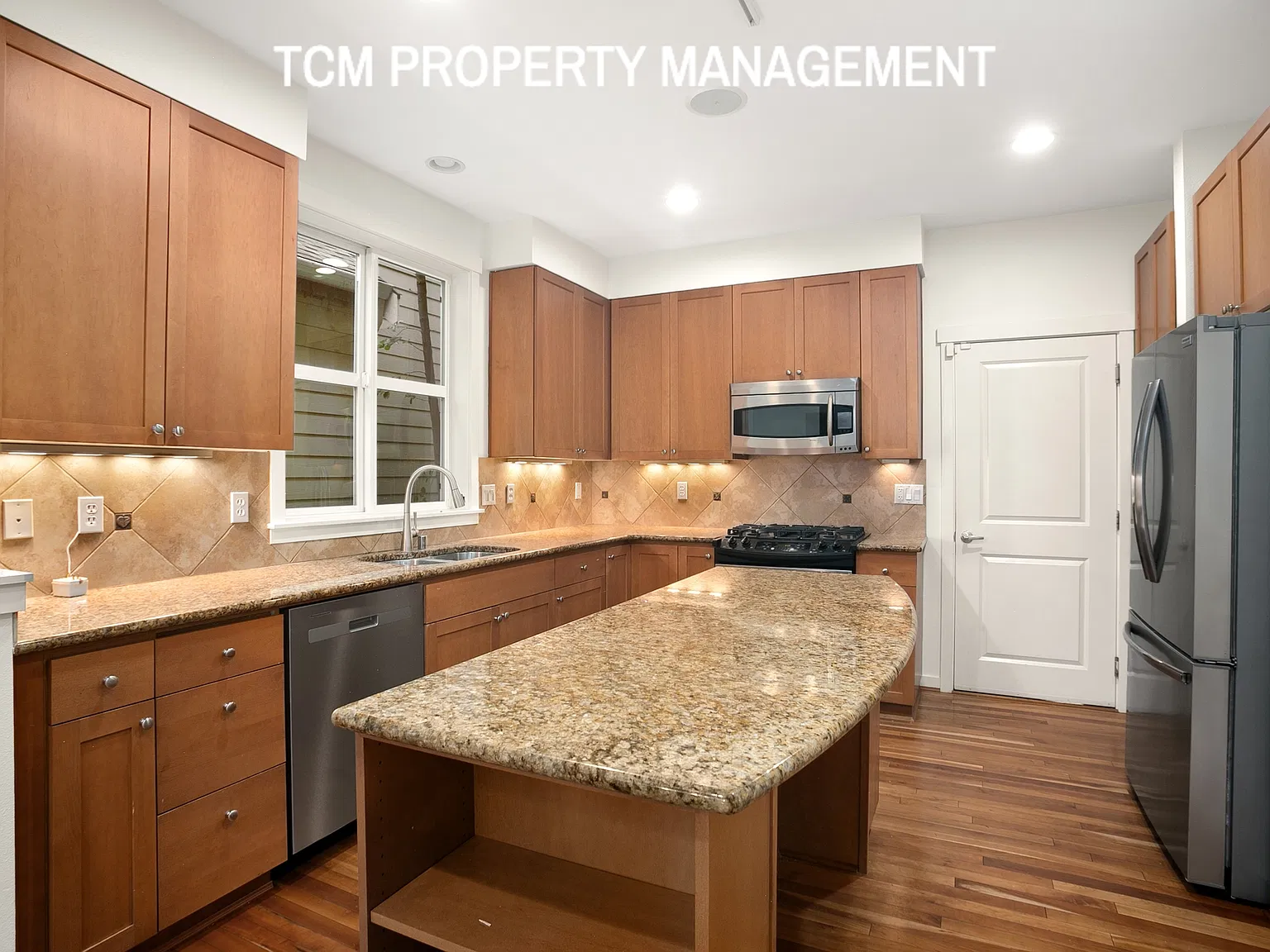 3 bed, 3.5 bath, 2440 sqft, $4,300 — Photo 3
