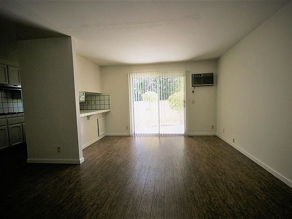 3rd image of 1540 Moorpark Ave APT 1