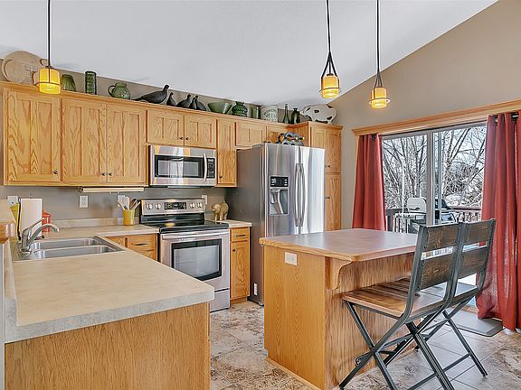 5th image of 1007 Strawberry Ct
