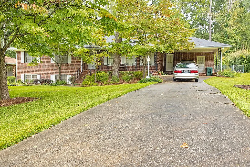 108 Slayden Dr photo 1