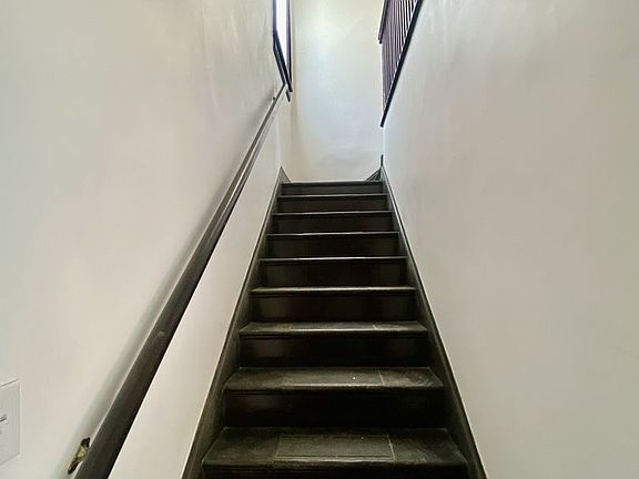 4th image of 115 E 39th St #B
