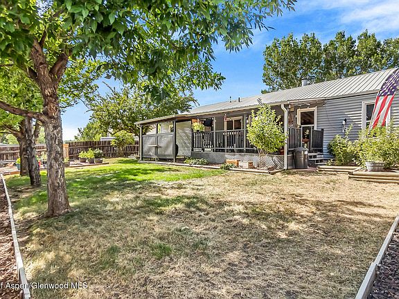 3rd image of 1266 Crest Dr