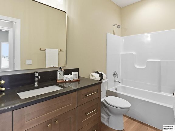 5th image of 2361 Oak St