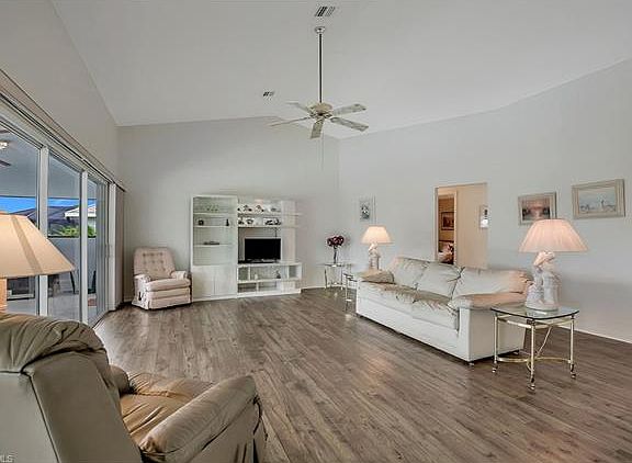 3rd image of 209 SW 45th Ter