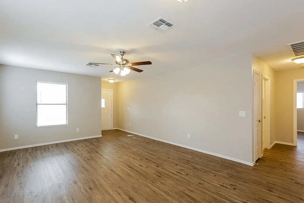 3 bed, 2.0 bath, 1548 sqft, $2,030 — Photo 3