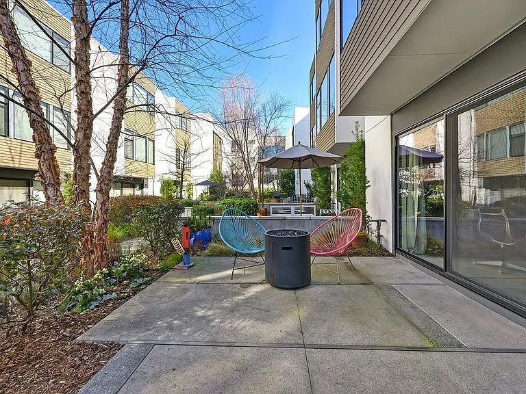 979 Eames Walk — Photo 2