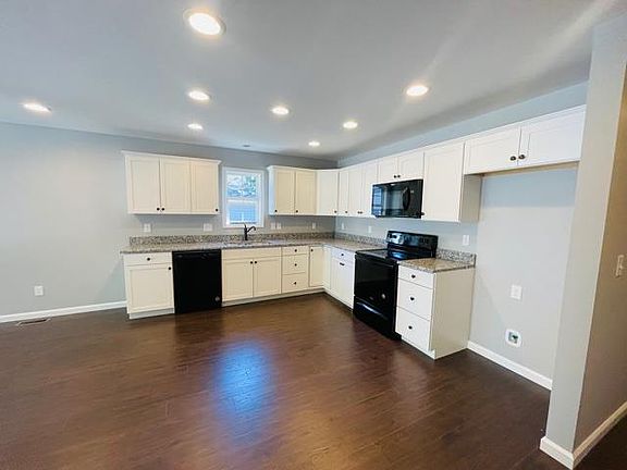 3rd image of 560 E Hall St