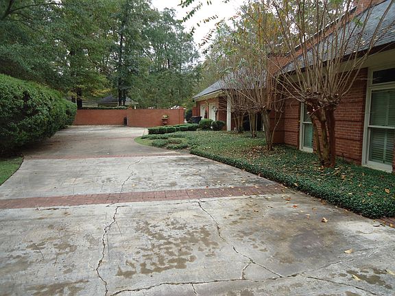 4th image of 490 Greenbriar Dr