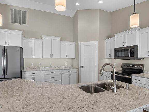 4th image of 523 Legacy Ln