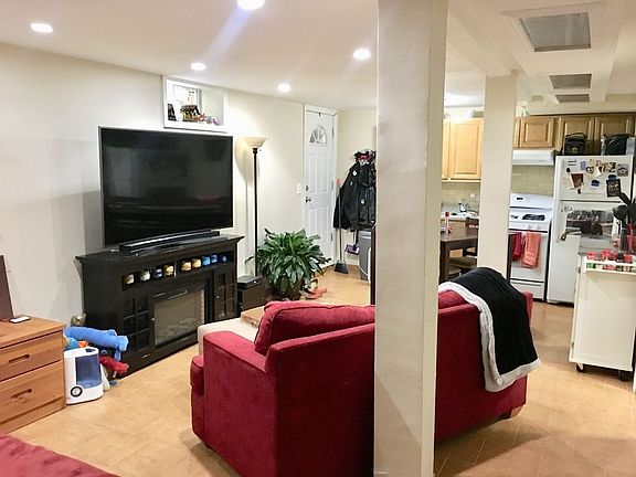 2nd image of 2421 Crescent St #1