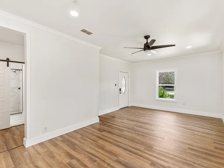 418 Lillian St — Photo 8