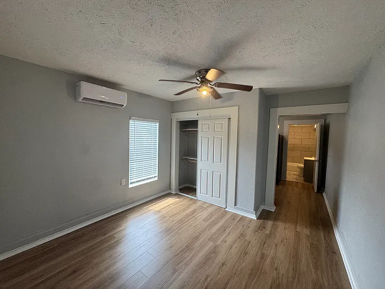 208 E Sterling St — Photo 5