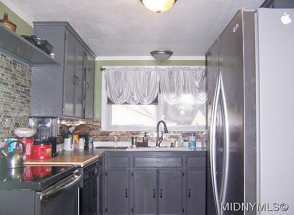 2nd image of 833 Van Buren St