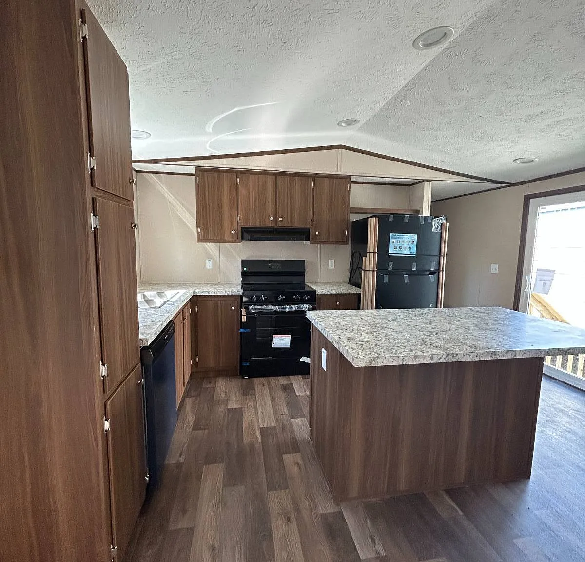 3 bed, 2.0 bath, 1140 sqft, $1,100 — Photo 2