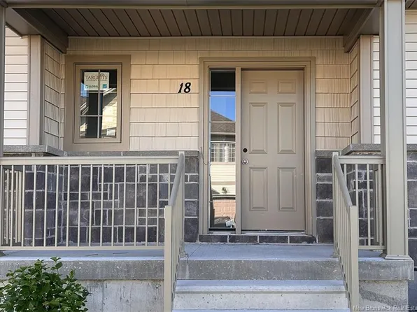 18 Huntingdon Cir, Fredericton, NB E3B 0L9