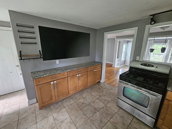 4th image of 13 Greenmeadow Dr