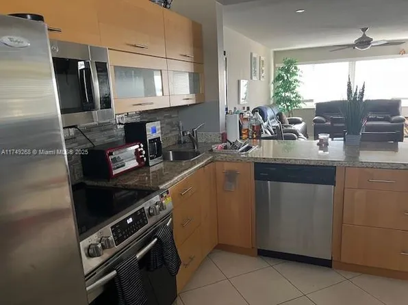 330 SE 2nd St APT 202F, Hallandale Beach, FL 33009