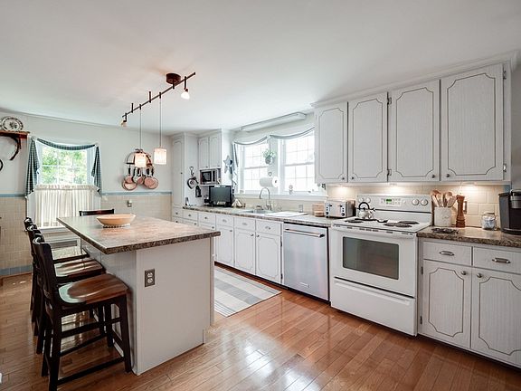 2nd image of 21 Rockdale Ave