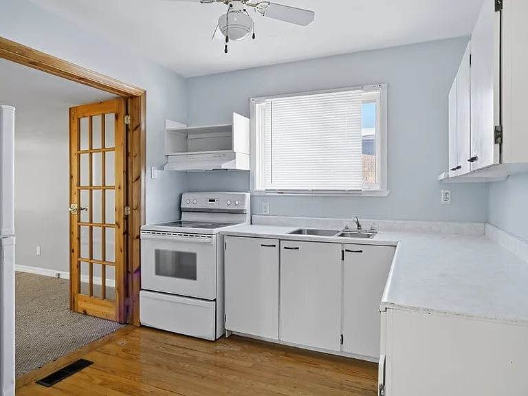 704 Claude St #B — Photo 8