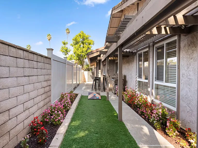 2718 Nectarine Ave — Photo 5