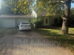 4309 SW Stratford Rd, Topeka, KS 66604