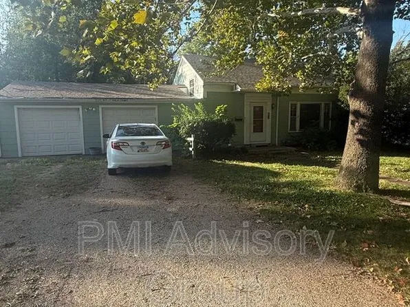 4309 SW Stratford Rd, Topeka, KS 66604
