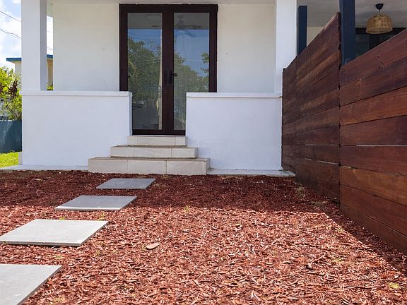 3rd image of 212 Calle 10 Isle #C3