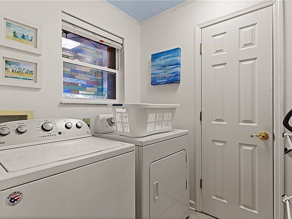5th image of 123 Riverview Dr