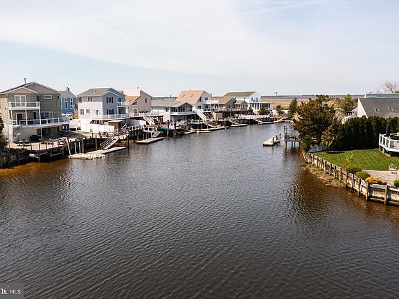 3rd image of 40 Mirror Lake Dr