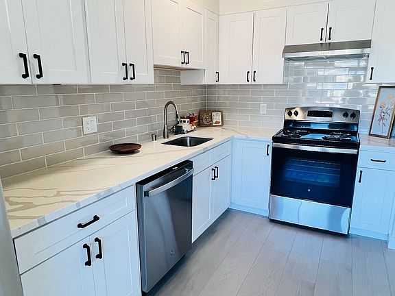 2nd image of 450 Redwood Ave #9