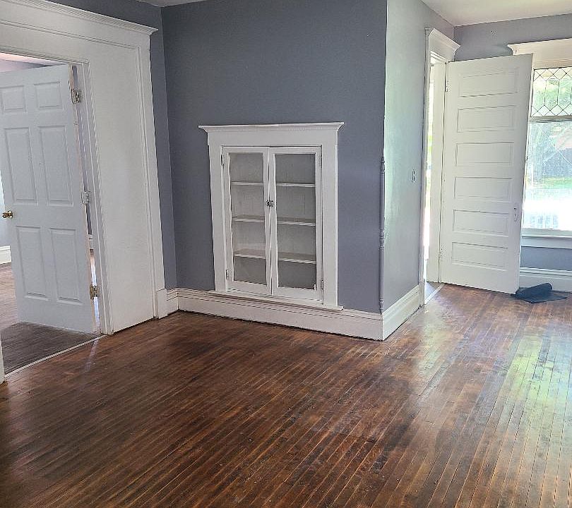 1st image of 319 W 2nd Ave