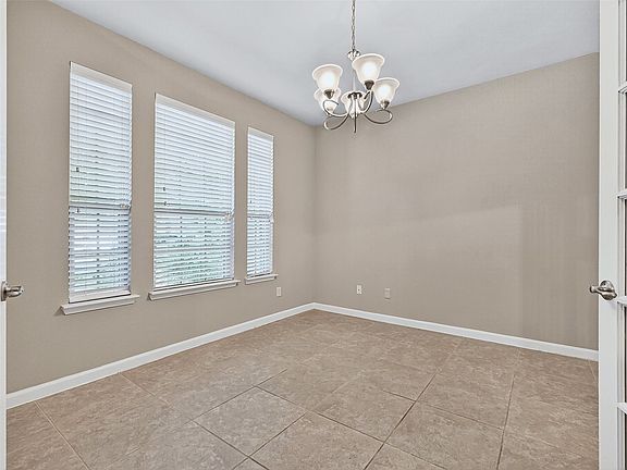 5th image of 405 Roger Graves Cir