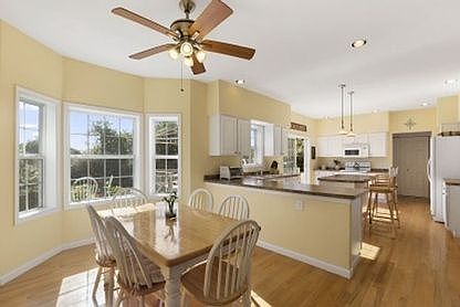 3rd image of 20 S Elroy Dr