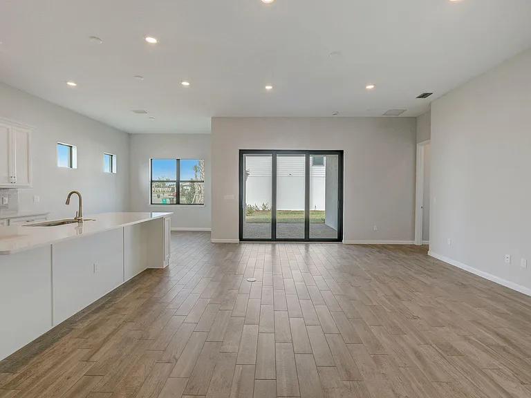 837 SE Courances Dr — Photo 10