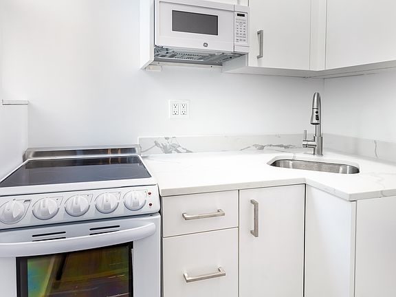 4th image of 307 E 18th St APT 3D