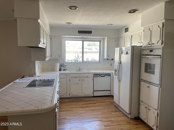 4th image of 530 E FAIRMONT Drive