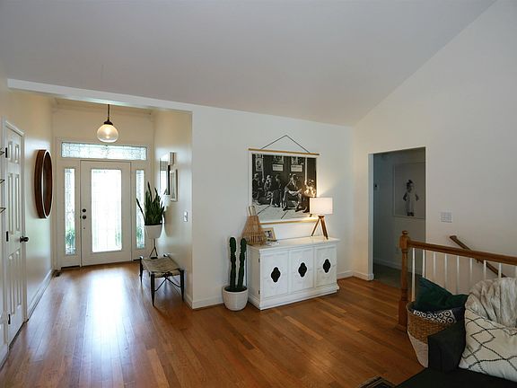 4th image of 607 Excalibur Ct