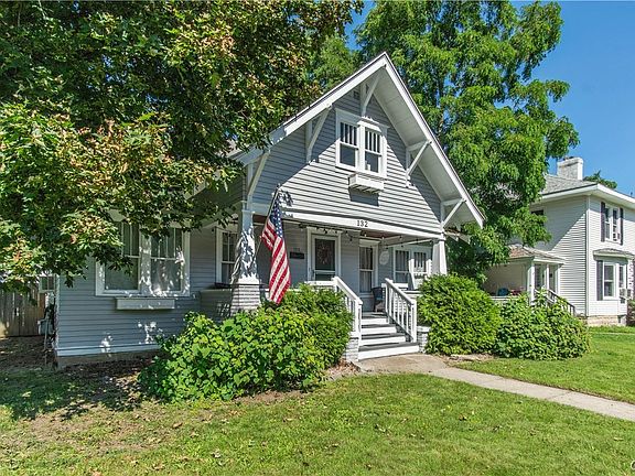 3rd image of 132 Moore Ave