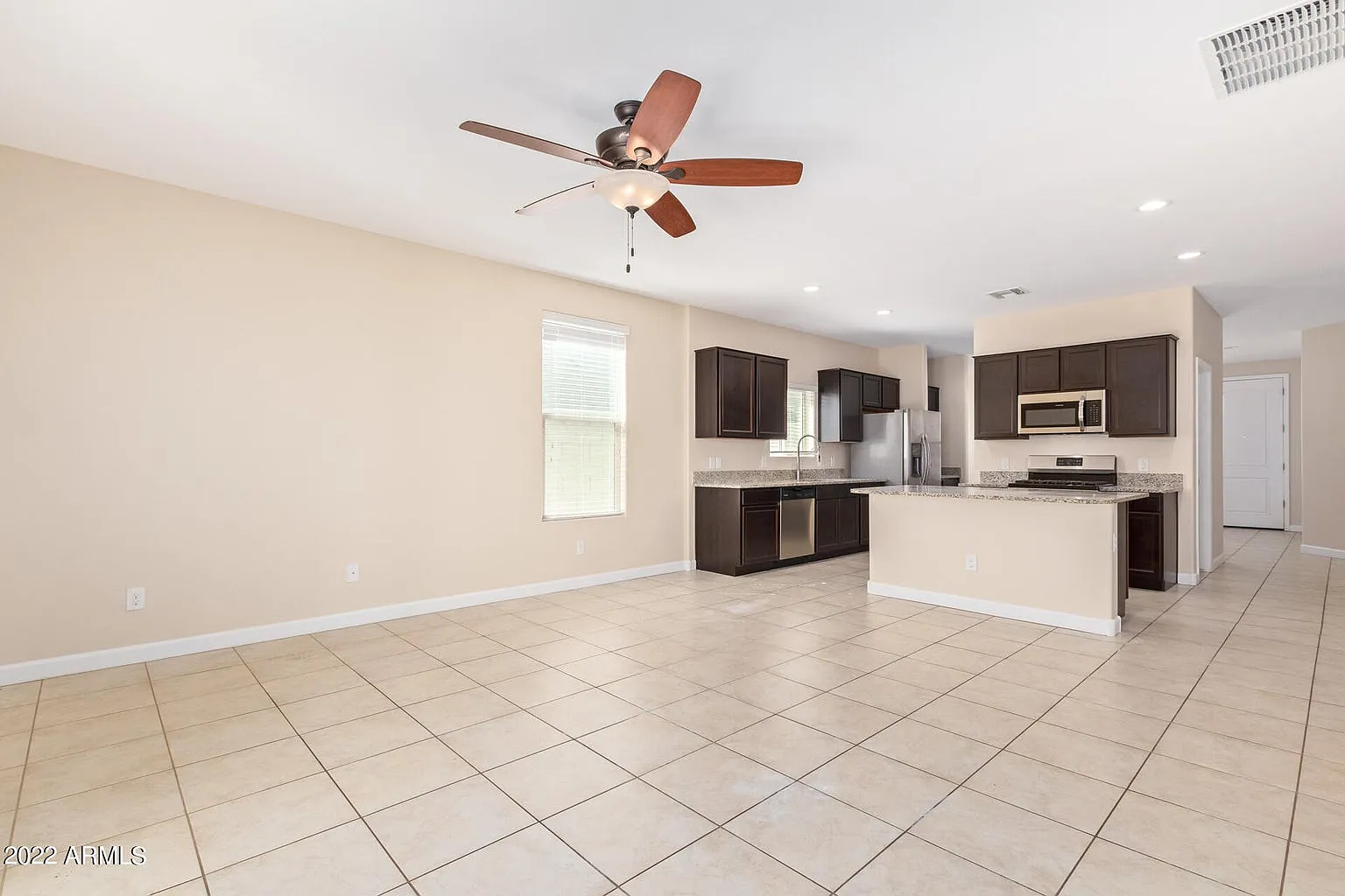 5 bed, 2.5 bath, 2716 sqft, $2,400 — Photo 4