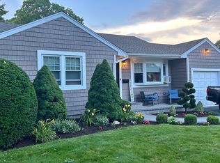 123 Hiawatha Dr, Bay Shore, NY 11706