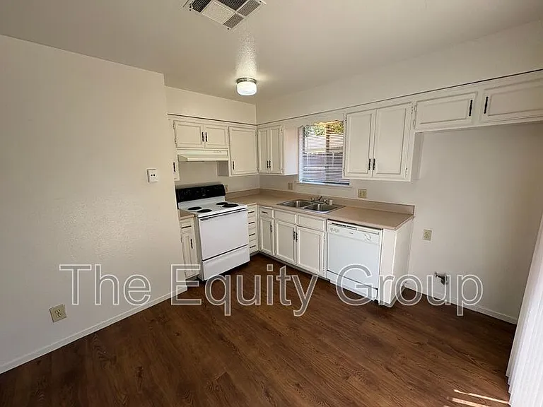 2037 S Tracy Ct — Photo 16