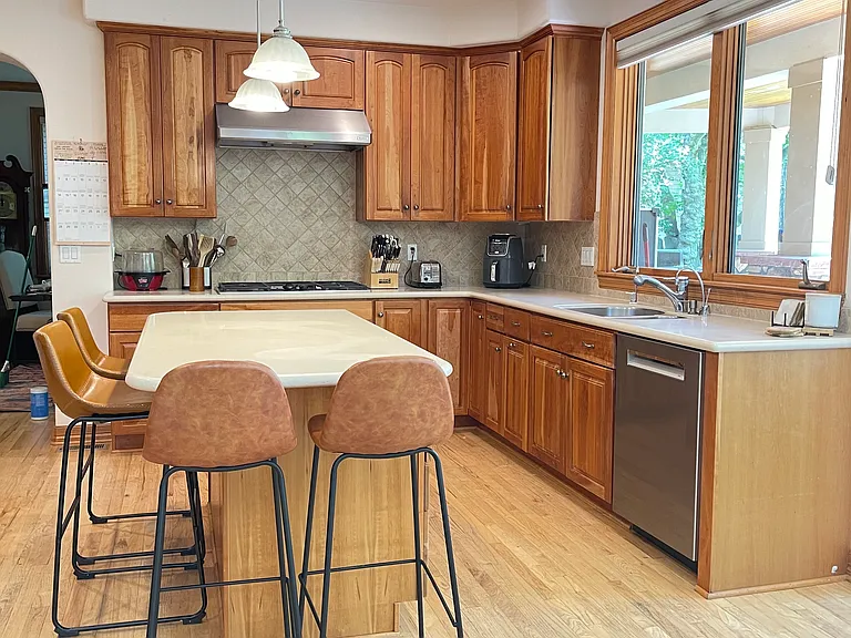 560 University Ave — Photo 42