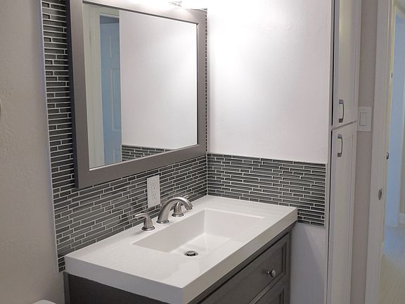 5th image of 645 W Hazelwood St APT 01